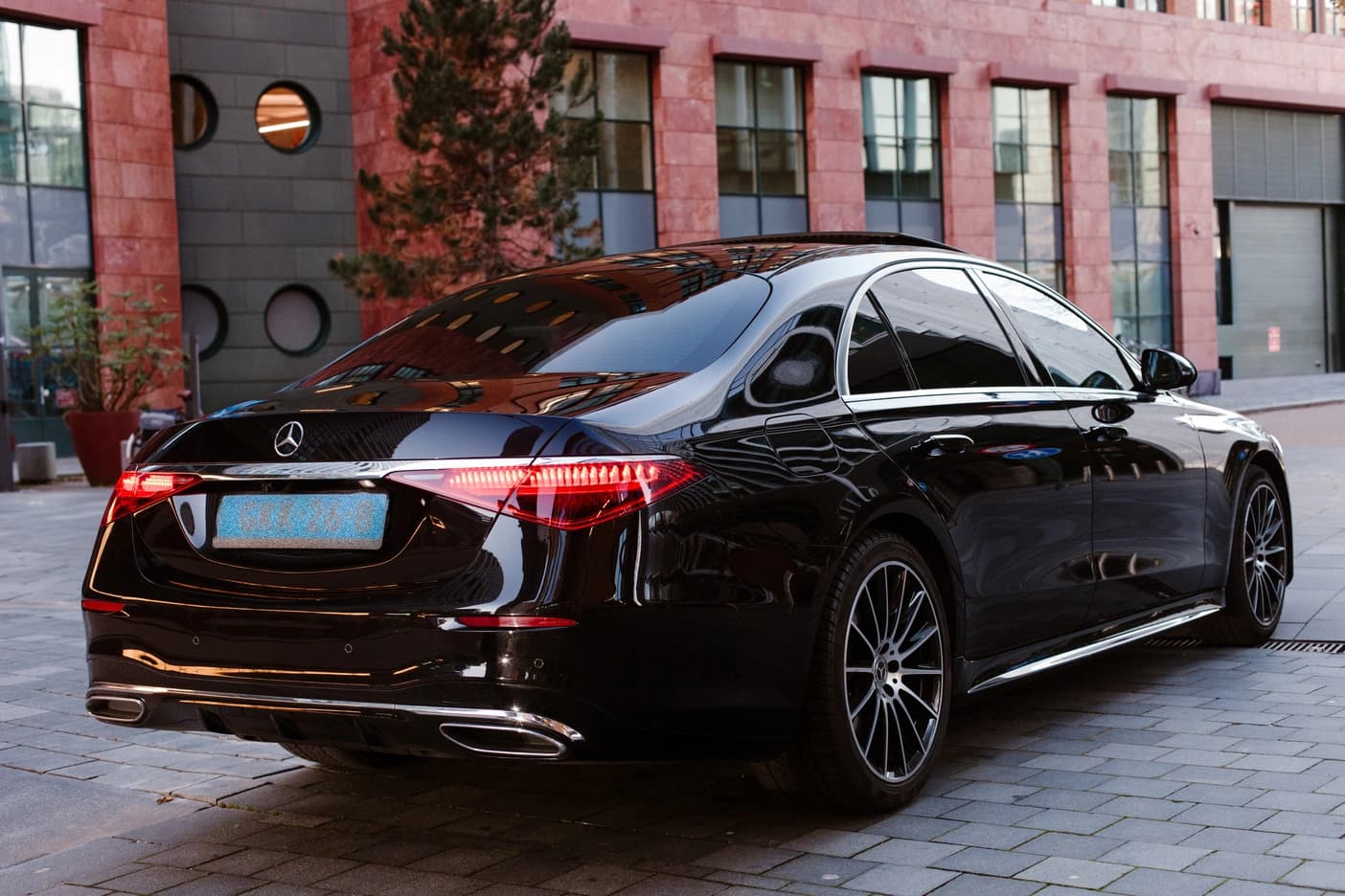 Mercedes S-Class exterior for luxury chauffeur service in Amsterdam